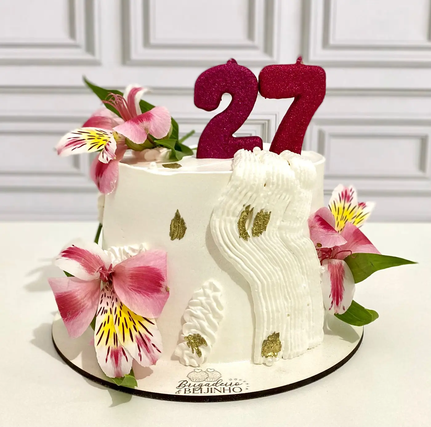 Bolo decorado com flores naturais