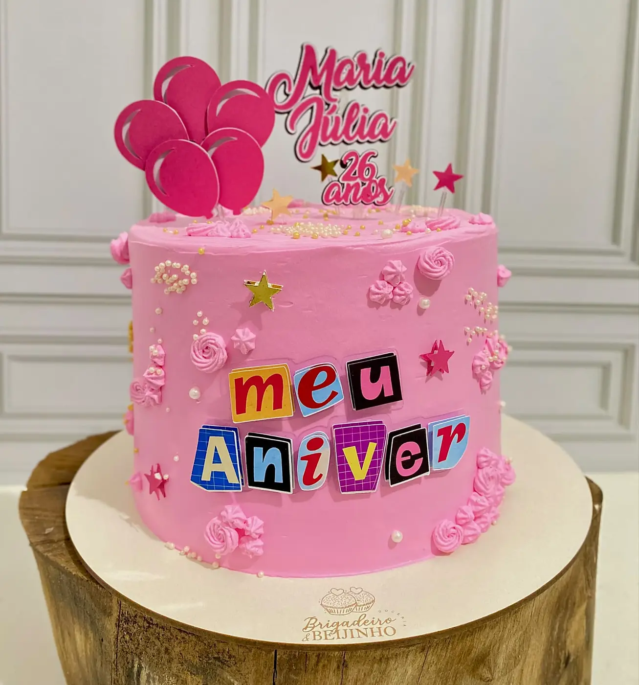 Bolo rosa personalizado para aniversário