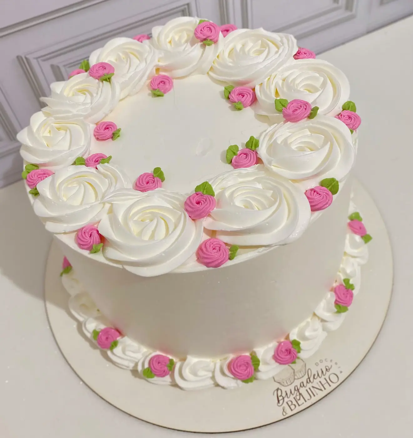 Bolo temático personalizado em rosa