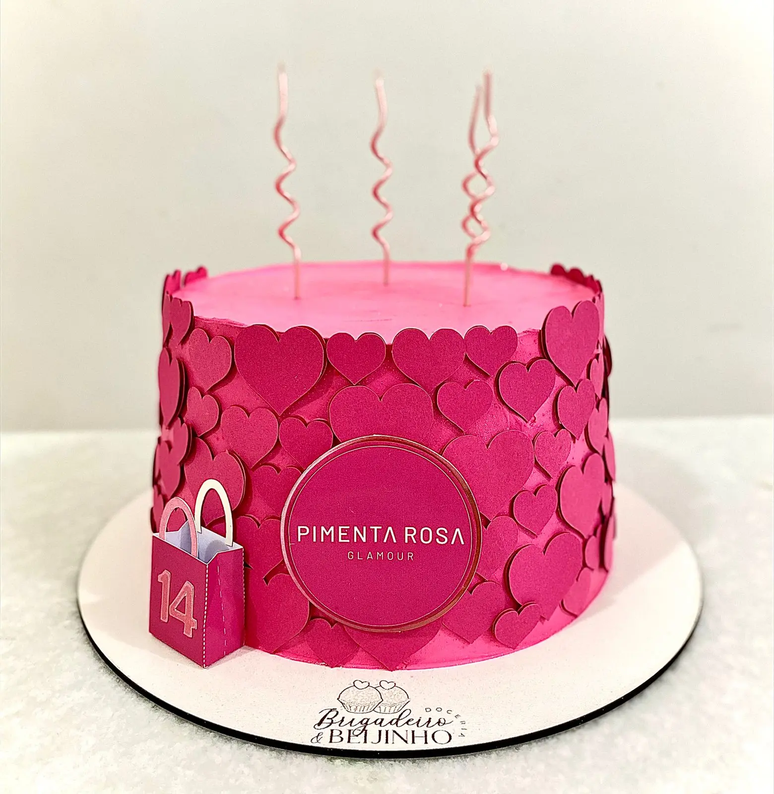 Bolo personalizado Pimenta Rosa da Doceria Brigadeiro & Beijinho