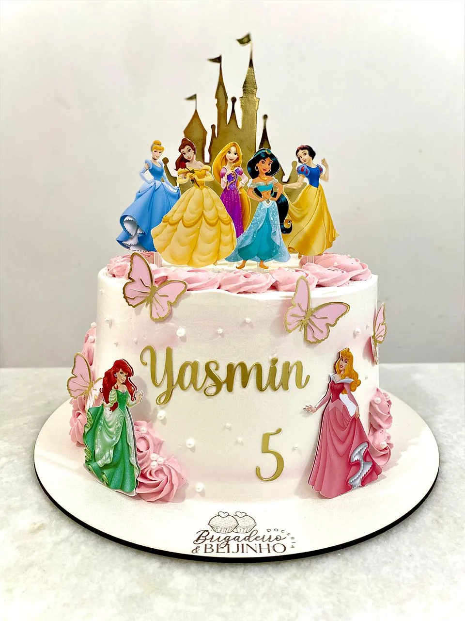 Bolo personalizado com tema de princesas